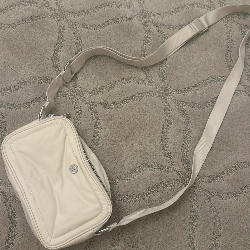 Lululemon camera bag in white opal great condition
